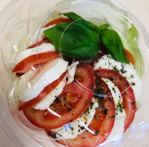 Zeleninový salát s mozzarelou a rajčaty